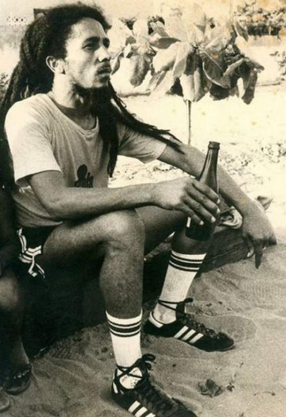 bob-marley-playing-soccer07